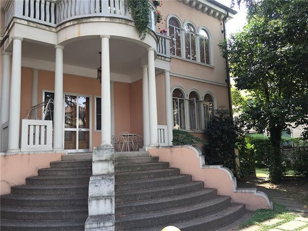 Villa trifamiliare