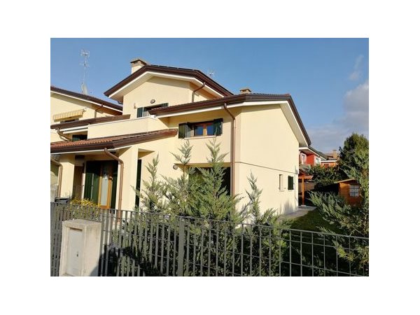 Villa trifamiliare